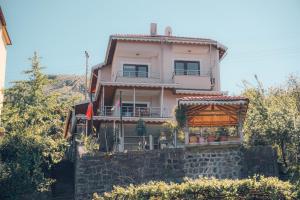 特拉布宗Villa Laila Trabzon的石墙顶部的房子