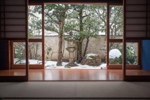 金泽WABI - Vacation STAY 52963v的开放式窗户,享有花园的景色