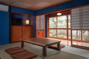 金泽WABI - Vacation STAY 52963v的客厅配有木桌和窗户。