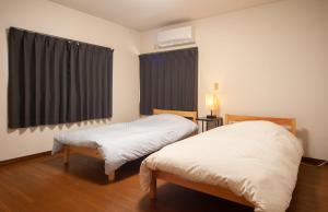 金泽WABI - Vacation STAY 52963v的一间医院间,设有两张床和窗户