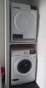 皮滕Klein Ramdal的洗衣机上配有电视。