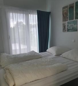 皮滕Klein Ramdal的一间卧室设有一张大床和窗户