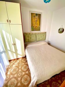 希拉Largo piano的卧室配有一张床,墙上挂有绘画作品