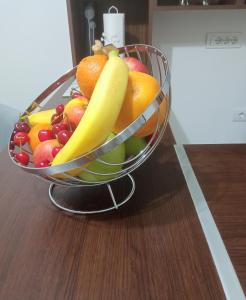 查查克VEMIUR的桌上一碗水果