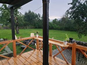 Maksim GorʼkiyHnameni Bovadzor Lodge的享有田野景致的木制甲板