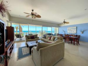 Upscale Beachfront Condo with Tub and Private Beach的休息区