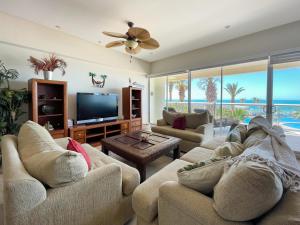 Upscale Beachfront Condo with Tub and Private Beach的休息区