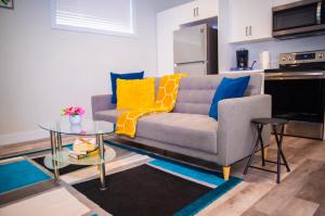 里贾纳AIR & ROAD TRAVELERS' PERFECT SPOT! + FULL KITCHEN的客厅配有沙发和桌子