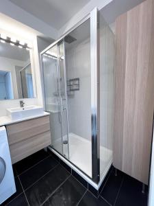 圣但尼Charme et Douceur By UTA HOUSE的带淋浴和盥洗盆的浴室