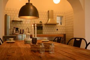 VitabyGrevlunda skola的厨房配有带灯具的木桌