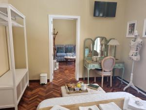 阿尔卡拉德荷那利斯Casa de Lorca的客房设有一张床、一张桌子和一张桌子。