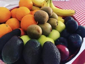 库申多尔Glendale Bed and Breakfast, Cushendall的桌上一盘水果和蔬菜