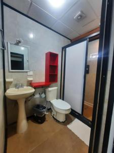 LinaresGarcias Suites y Hotel的浴室配有卫生间、盥洗盆和淋浴。