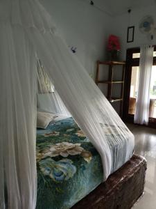 武吉拉旺武吉拉旺棕竹山林小屋的一张带天蓬的床