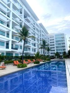 卡塔赫纳Hermoso apartamento familiar /acceso directo a la playa. Morros 3的大型公寓大楼,设有大型游泳池