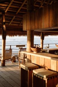 怀卡布巴克Sumba Beach House的一间设有桌椅的海洋餐厅