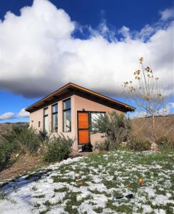 波特雷里约斯ArribadelValle - Casas de Altura的山坡上一座带橙色门的小房子