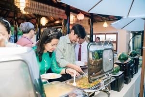会安Hoi An May Village的正在餐馆准备食物的男人和女人