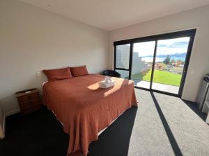 特卡波湖Starry Vista-Alpha的一间卧室设有一张床和一个大窗户