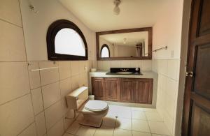 卡哈马卡Fundo El Chocho的一间带卫生间和水槽的浴室