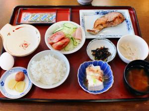 旭川旭川特伦德酒店的桌上放着一盘食物的盘子