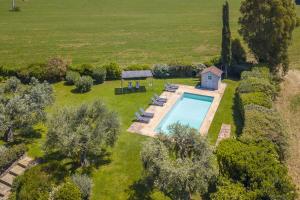 奥尔贝泰洛Chalet Vignarola的享有庭院游泳池的顶部景色