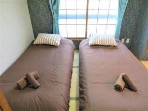 札幌札幌市中心部大通公園まで徒歩十分観光移動に便利なロケーションh208的两张睡床彼此相邻,位于一个房间里