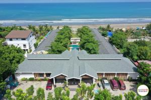 巴旺Marand Beach Resort的海滩旁房屋的空中景致