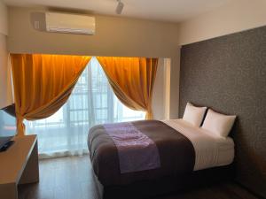 读谷村ミチ旅ホテル 読谷的一间卧室设有一张大床和一个窗户。