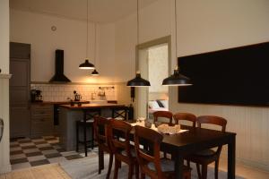VitabyGrevlunda skola的厨房配有桌椅