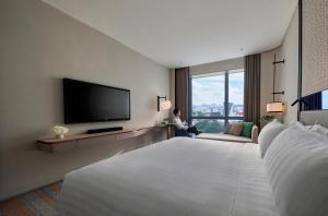 吉隆坡吉隆坡阿玛瑞酒店的一间酒店客房,配有一张大床和一台平面电视