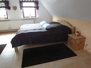 卡珀尔恩Ferienwohnung Hilde Schneider的一间卧室配有一张带两个枕头的床