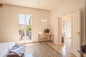 特拉帕尼Giardini Mon Plaisir的一间卧室配有一张床、一张书桌和一个窗户。