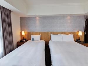 蓝天丽池饭店客房内的一张或多张床位