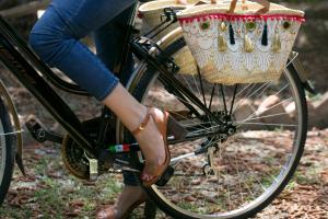 特拉帕尼Giardini Mon Plaisir的女人骑着一辆自行车,带篮子