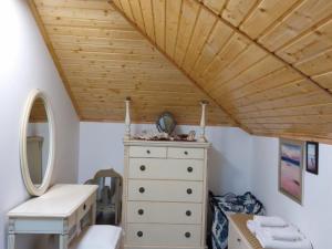SomovaVerada Tour Guest House的一间卧室设有梳妆台和木制天花板。