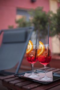 特拉帕尼Giardini Mon Plaisir的桌子上两杯带橙片的玻璃杯