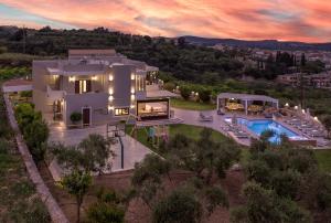 PeramaElaida Villa, Heaven on Earth, By ThinkVilla的享有带游泳池的房屋的空中景致