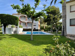 蒙特罗伊Myhost Mont-Roig Bahía的庭院内带游泳池的别墅