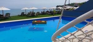 查加基恩Cavo Orient Beach Hotel & Suites的游泳池边的水果盒