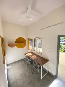 班加罗尔Habitat15@airlines的一间带木桌和椅子的用餐室