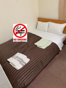 松江市松江城市湖滨酒店的客房内的床上有一个禁烟标志