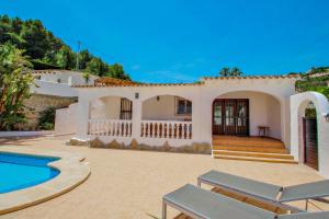 莫莱拉Colina - holiday home with private swimming pool in Moraira的一座带游泳池和房子的别墅