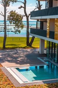 巴拉顿菲赖德LUA Resort - Adults only的一座带游泳池的建筑,毗邻大海