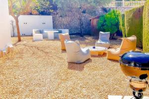 莫莱拉Colina - holiday home with private swimming pool in Moraira的后院配有椅子、桌子和烧烤架