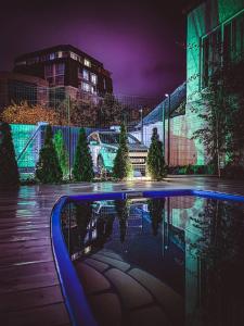 敖德萨Levanevsky Hotel的一座拥有圣诞树的游泳池和一座建筑