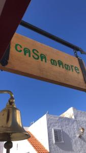 马斯帕洛马斯Casa Mamre的挂在街头灯上的读卡萨阿诺纳玛的标志