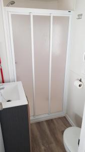 里贝斯的弗里瑟瓦尔德里柏斯营地酒店的带淋浴、水槽和卫生间的浴室