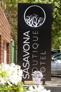 波罗瓜尼Sasavona Boutique Hotel的鲜花盛开的酒店标志