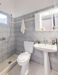 佩里萨SantoriniNY的一间带卫生间和水槽的浴室